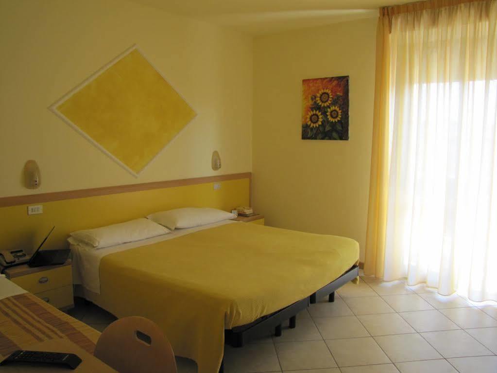 Hotel Etna Riccione Buitenkant foto
